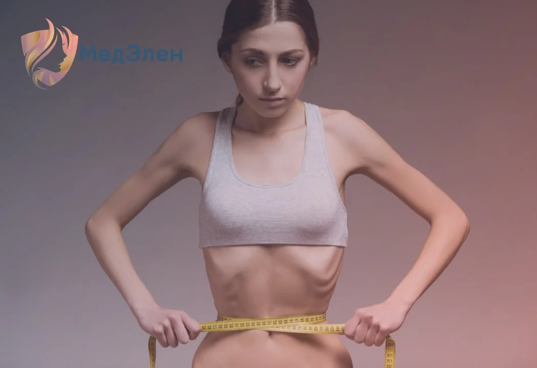 Девушка страдает анорексией